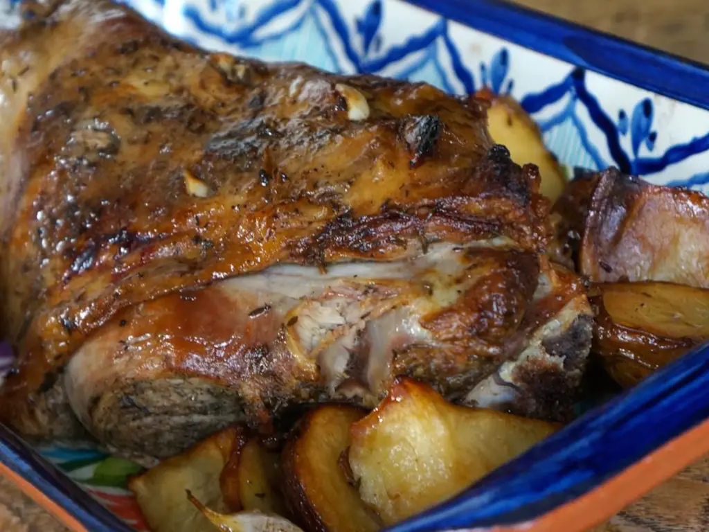 receta de pierna de cordero mechada a la gallega