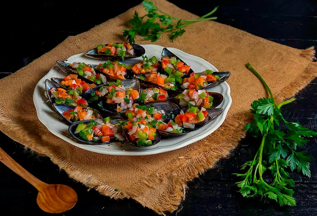 Receta de mejillones con salpicón a la gallega